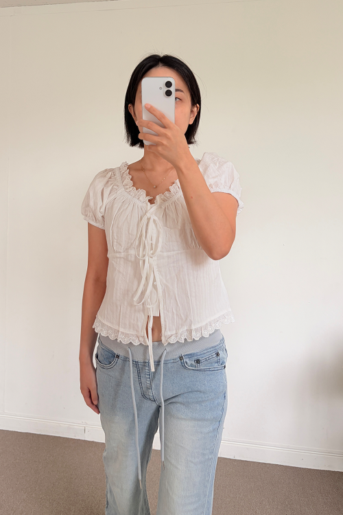 빈티지 화이트 레이스 펀칭 스모크 퍼프 블라우스