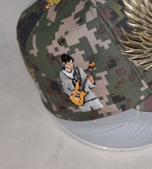 10-411 기타치는 해군 병사