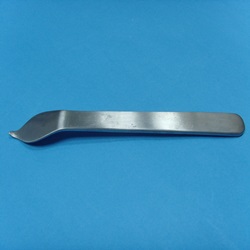 Retractor with broad shank sheet