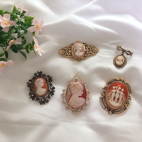 vintage cameo brooches (pink)