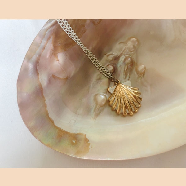 vintage shell necklace
