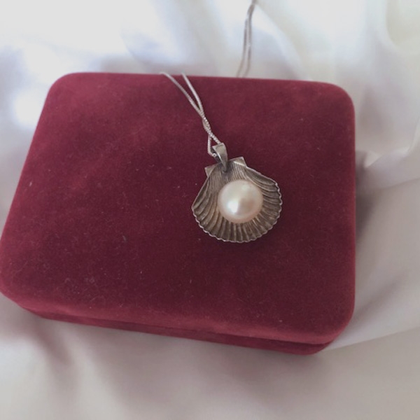 vintage pearl shell necklace