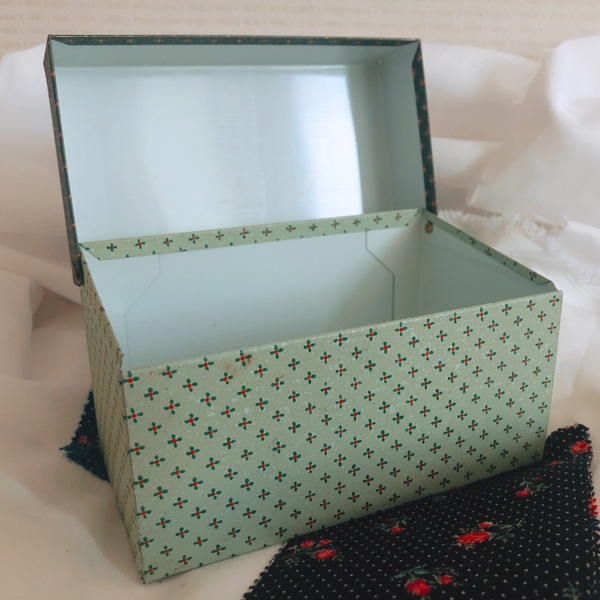 vintage green mini flower tin case