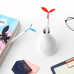 꽃병에 담긴 새싹 펜 볼펜