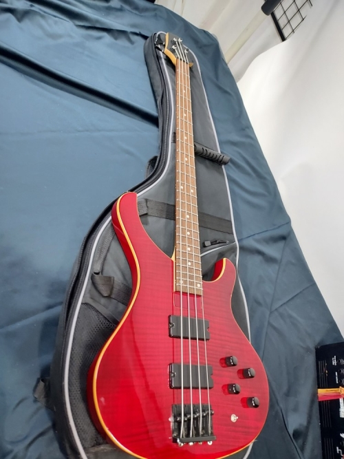 디자인 좋고 2밴드 프리앰프 장착된 휴먼 베이스 기타