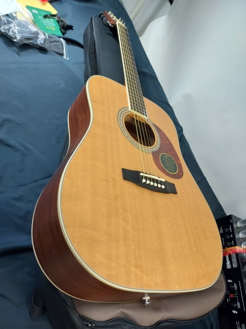 얼마 사용안한 깨끗한 콜트 어스 100 통기타