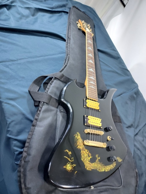 국산 모킹버드 타입의 용자개 일렉기타