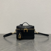 샤이니 베니티백 (18&times;10&times;13)