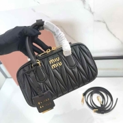 아르카디 마테라쎄 나파 미니 가죽백 (19×10×5)