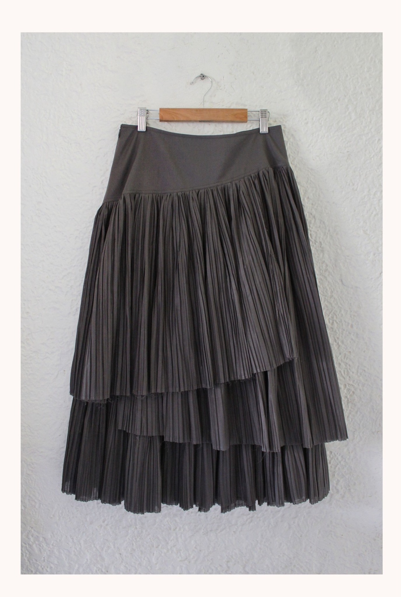 Asymmetric pleats skirt