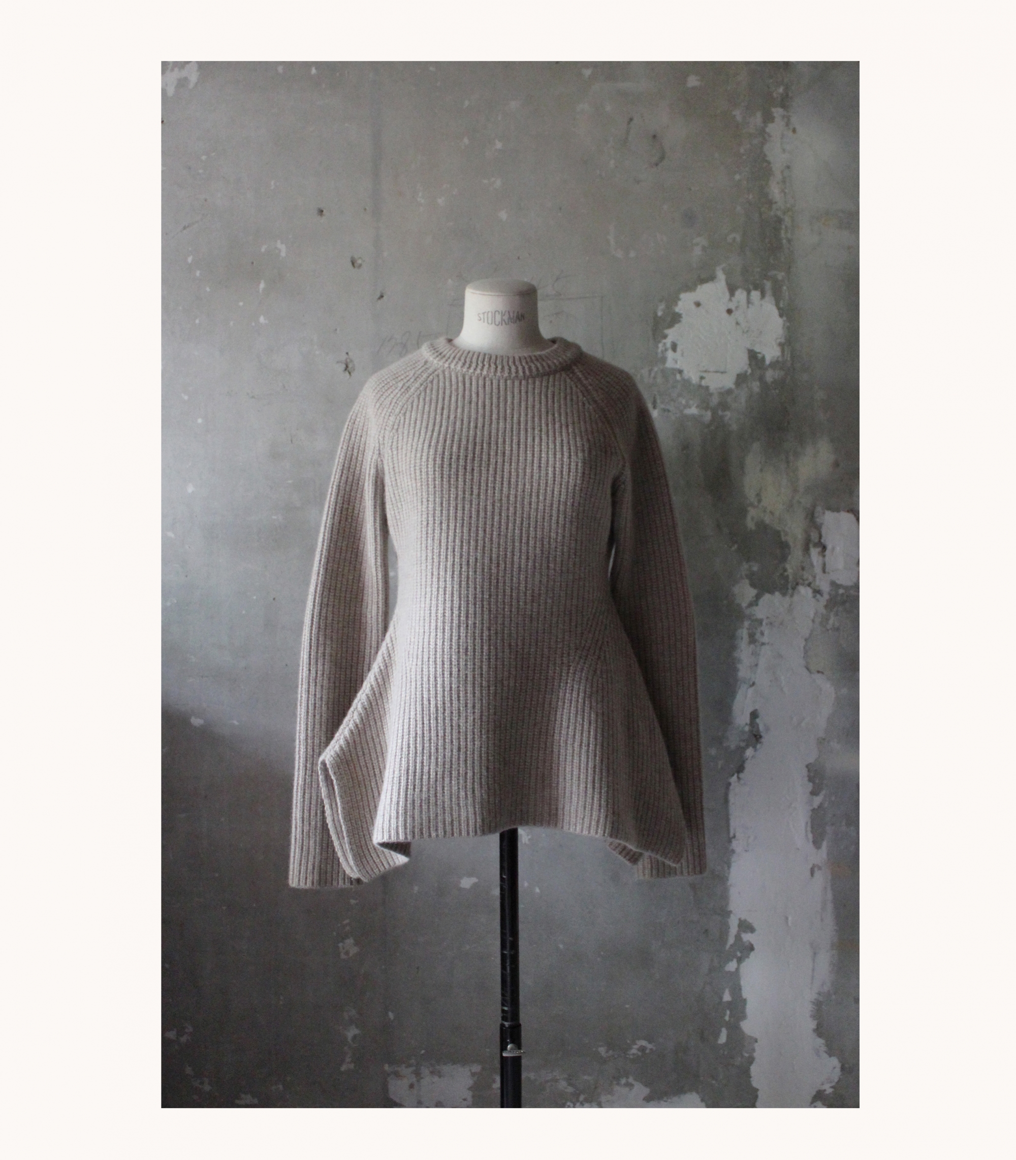 Curved-slit Knit (2colors)