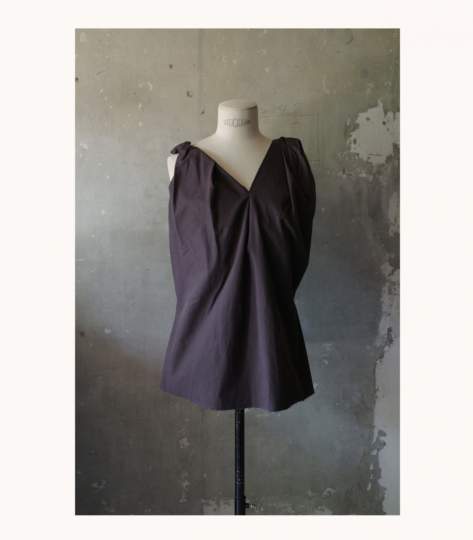 Twisted tuck blouse (2 colors) Twisted tuck blouse (2 colors)