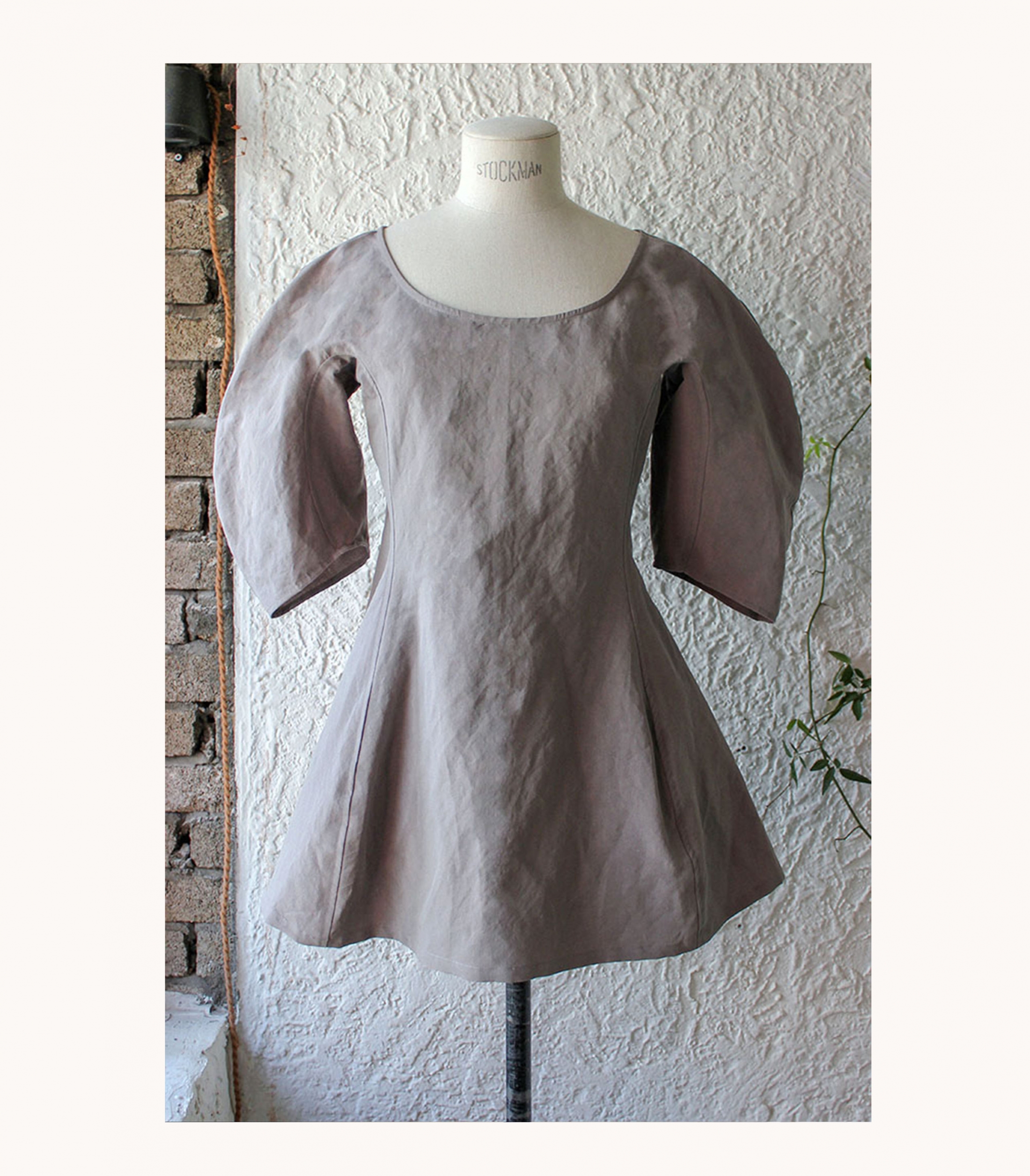 Curved slit linen-cotton blouse Curved slit linen-cotton blouse
