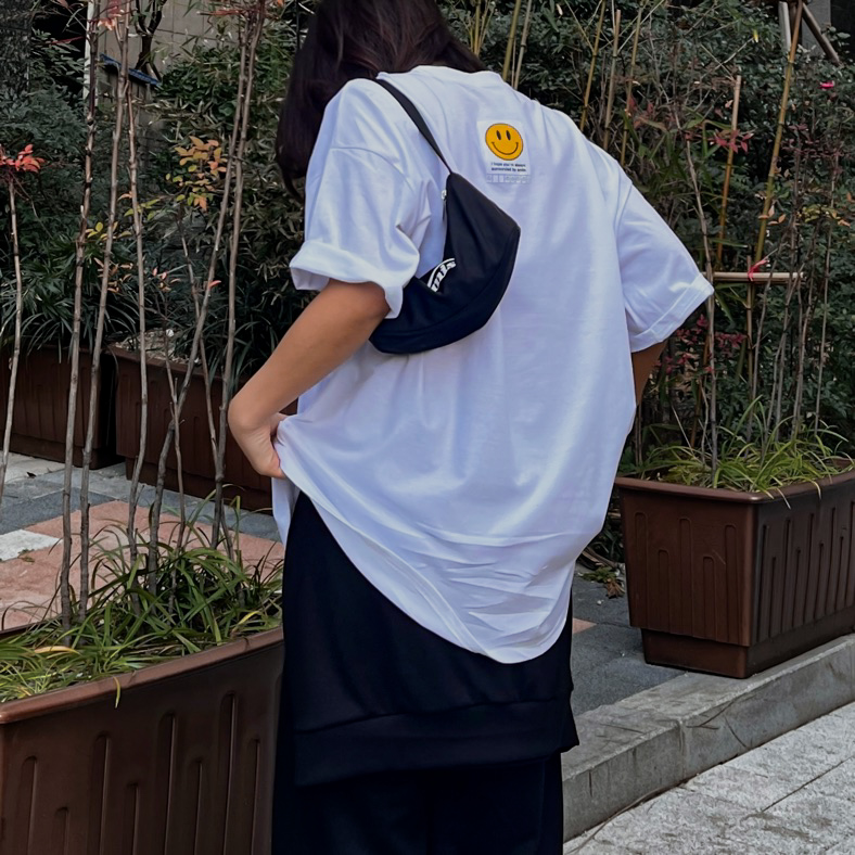 [UNISEX]남녀공용 오버핏 백 스마일패치 포인트 반팔 티셔츠[오버핏/언발티셔츠/무지티셔츠/커플티]