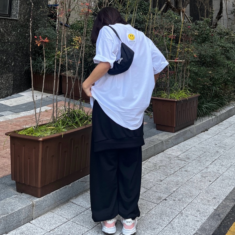 [UNISEX]남녀공용 오버핏 백 스마일패치 포인트 반팔 티셔츠[오버핏/언발티셔츠/무지티셔츠/커플티]