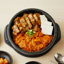 고기듬뿍 삼겹 김치찜 [약 140인분 ~] / 1인분당 약 3,779원