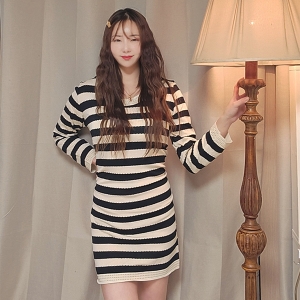 베이지 펀칭 니트 미니 원피스