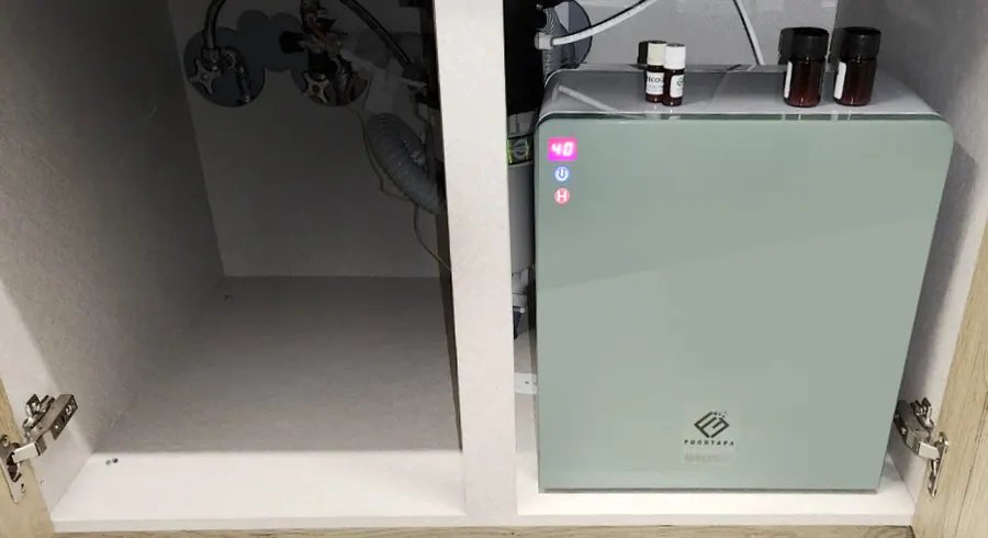 푸드타파 음식물처리기 모스 그린 본체를 싱크대 하부장 오른쪽 칸에 설치한 모습
