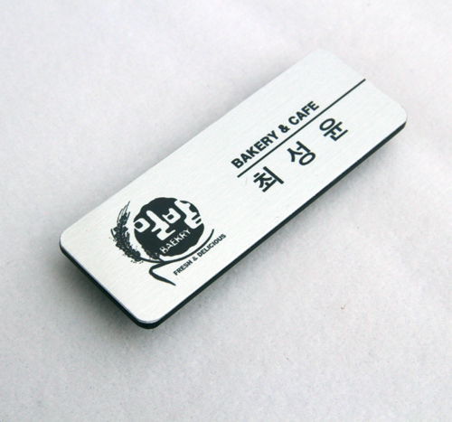 화이트 메탈릭 명찰