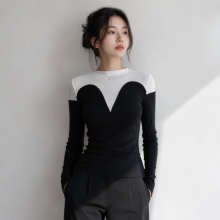 하트넥 슬림핏 긴팔 티셔츠