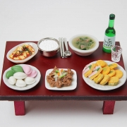 한식 상차림 미니어처 소품 모음 (공기밥, 미역국, 국수, 떡국, 콩나물해장국, 비빔밥, 열무김치, 겉절이, 통닭, 송편, 한과, 두부김치, 부추전, 모둠전, 초밥, 교자상)