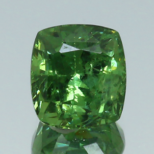 강한 광채의 천연 데만토이드 가넷나석 원석 1.58ct