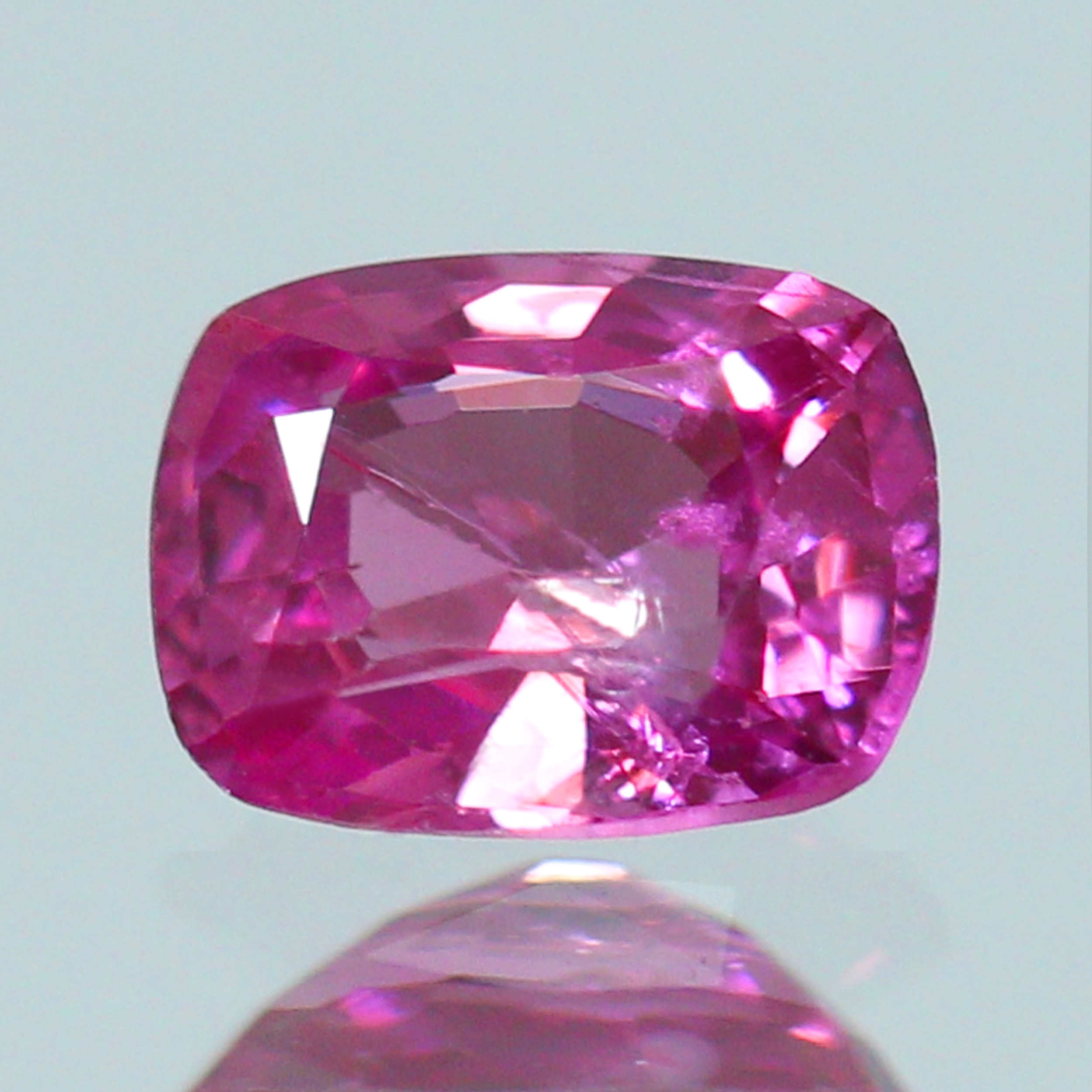 강한 채도의 핫 핑크 천연 스피넬 나석 0.77ct