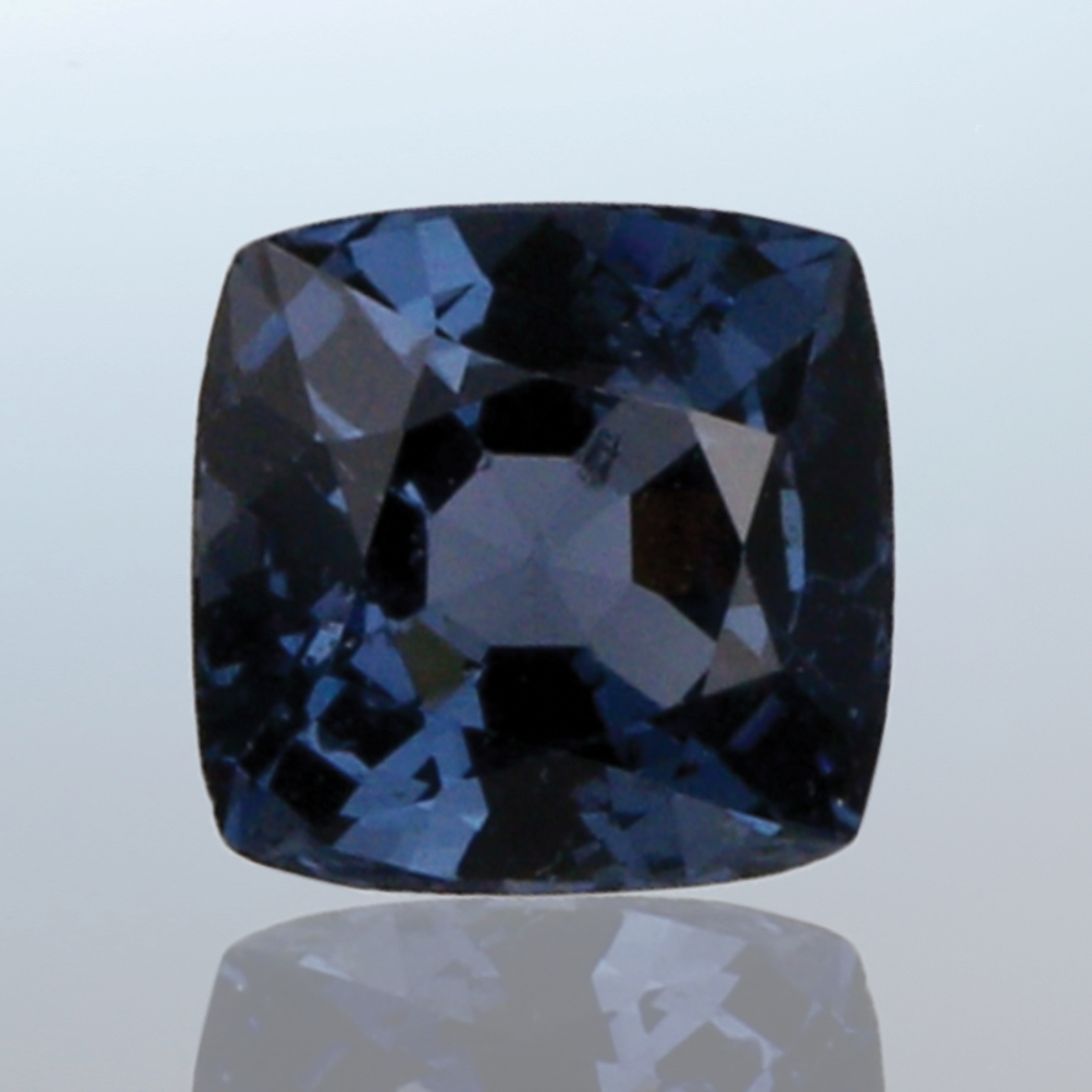 고급스러운 블루색상의 컬러 체인지 스피넬 1.13ct