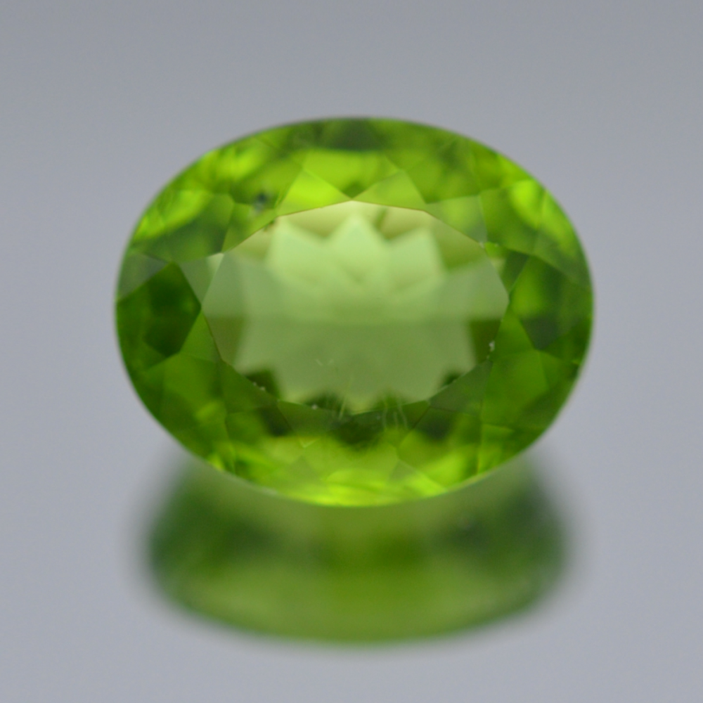 싱그러운 올리브 그린 색상의 천연 페리도트 나석 5.97ct
