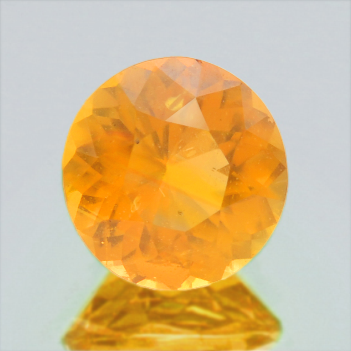 에너지 넘치는 색상이 돋보이는 콘드로다이트 0.28ct