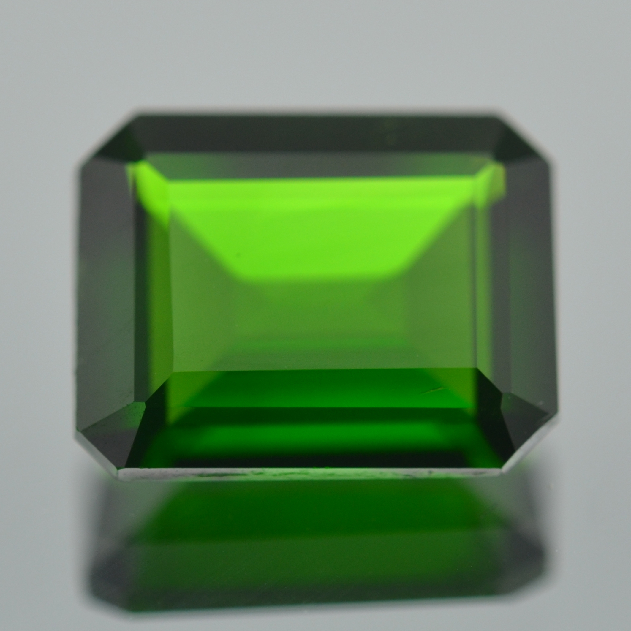 에메랄드 그린 컬러의 천연 크롬 다이옵사이드(Cr-Diopside) 1.99ct