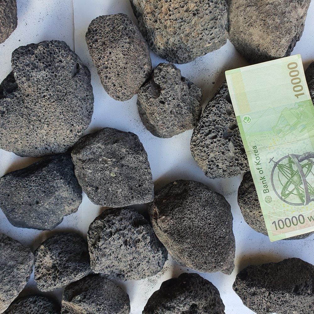 화산자갈주먹돌 검정색50-100mm 1봉(5KG)