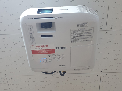 교육용 빔프로젝터 - 서울 관악구 대안학교 *** 엡손 EB-992F +윤씨네 YP-REV120AW 전동매립 스크린 설치