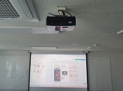 교육용 빔프로젝터 설치 - 에스커뮤니케이션 옵토마 EOP-W420 + 윤씨네 YP-EV120인치 전동스크린 설치