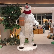 머그컵 들고 있는 모습의 북극곰