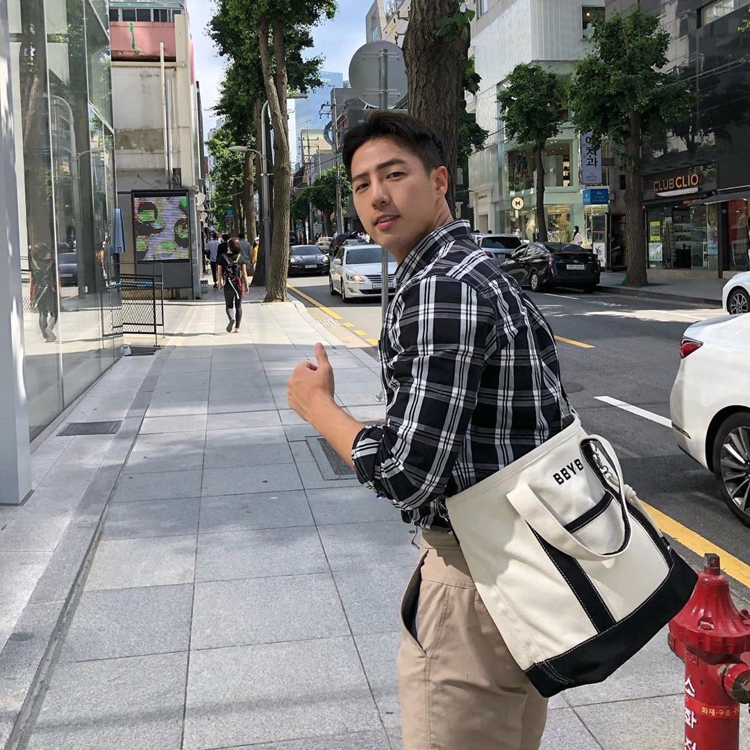 [@dongwonbin] Tropical Market Bag (Medium) Black | Karim Rashid