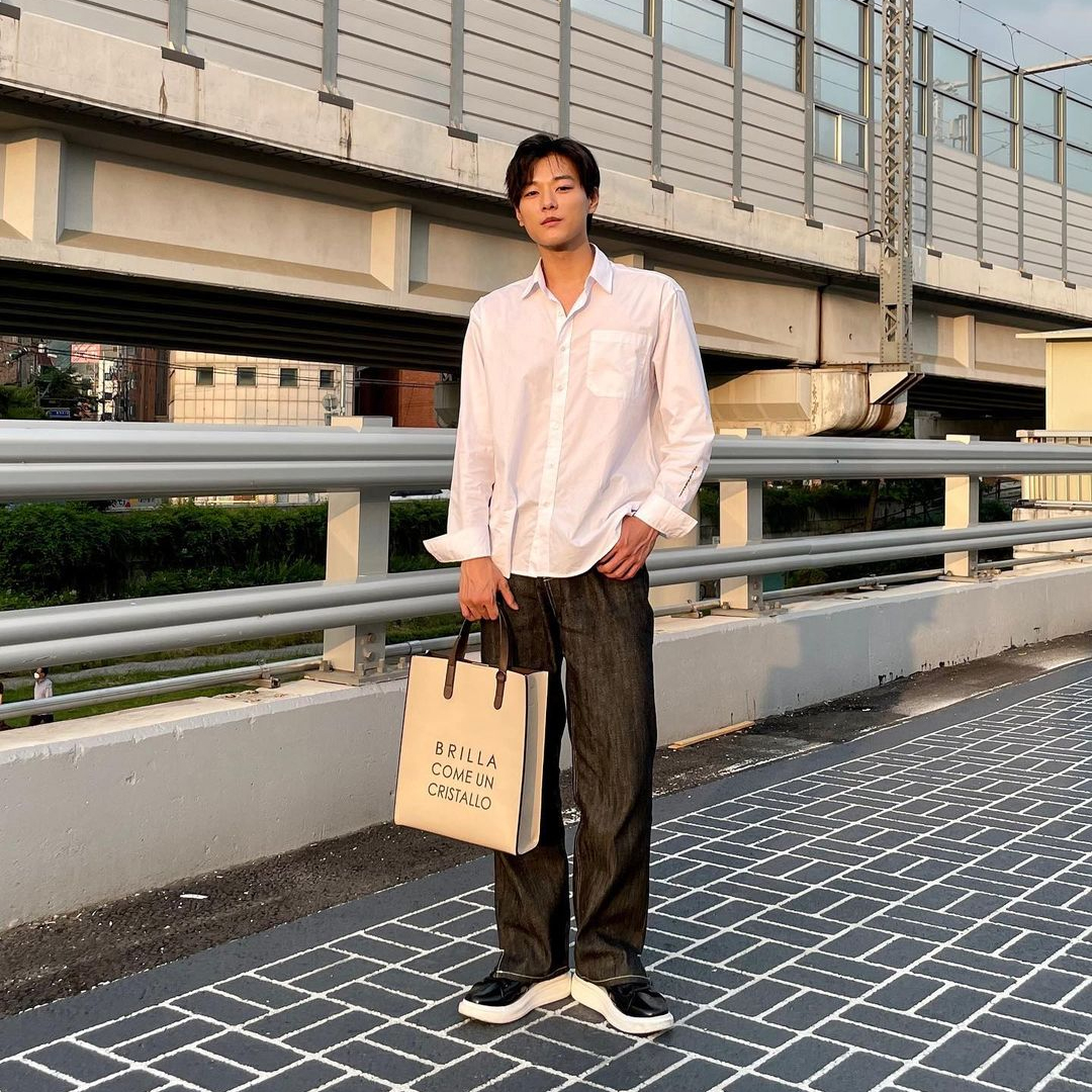@hahnsunwoo #OOTD @hahnsunwoo #OOTD BBYB MARCE Slim Unisex Tote Bag (Sand Ivory)
