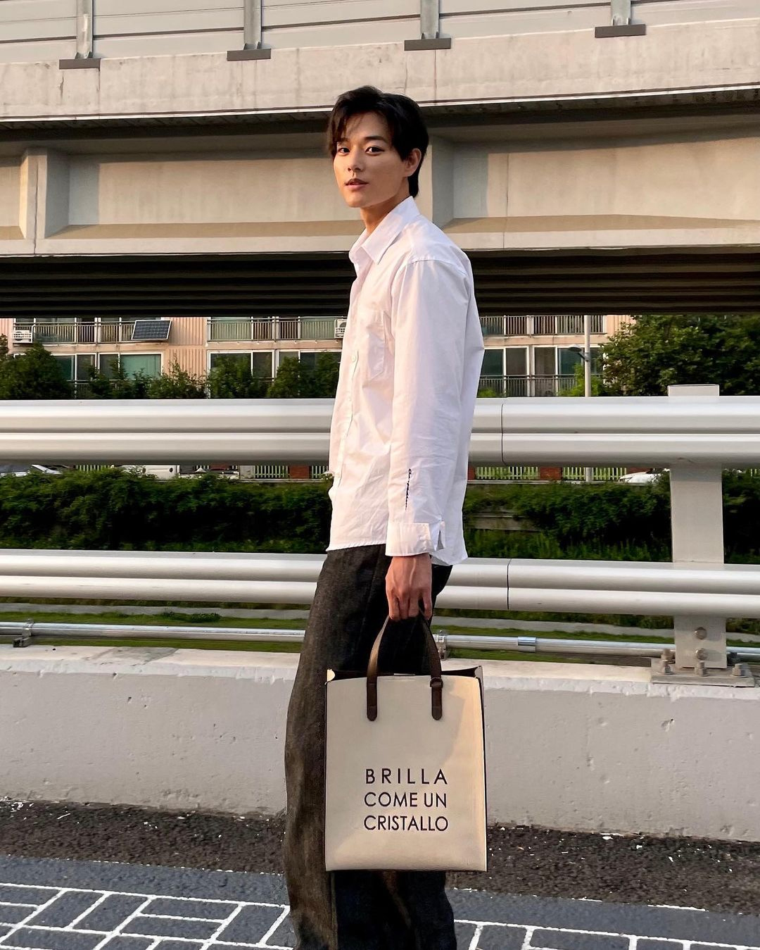 @hahnsunwoo #OOTD @hahnsunwoo #OOTD BBYB MARCE Slim Unisex Tote Bag (Sand Ivory)