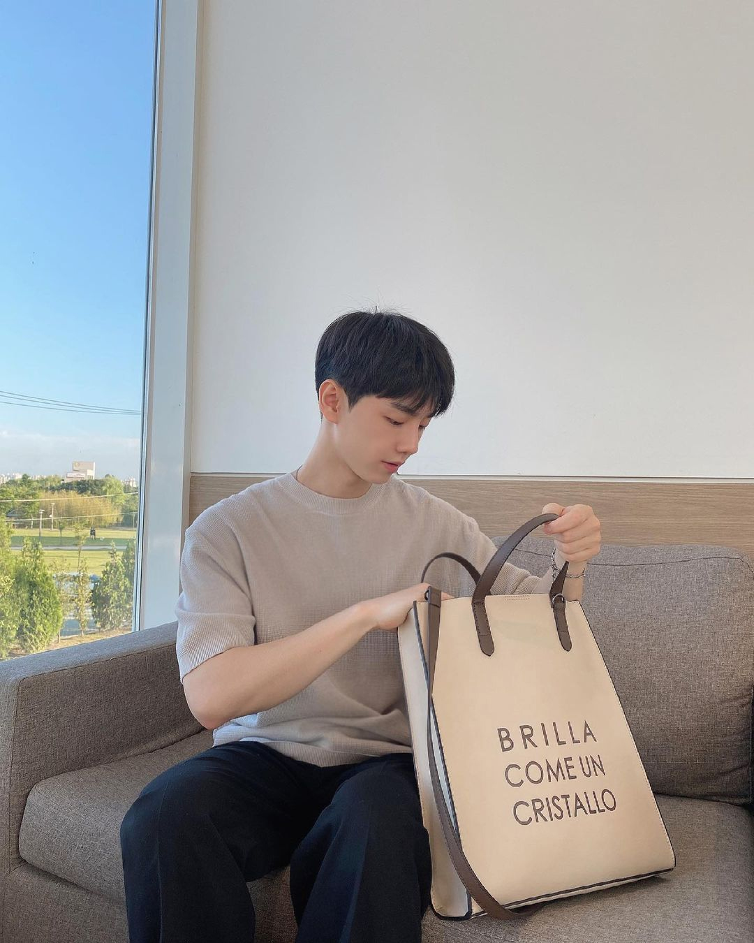 @_xsung #OOTD BBYB MARCE Slim Unisex Tote Bag (Sand Ivory)