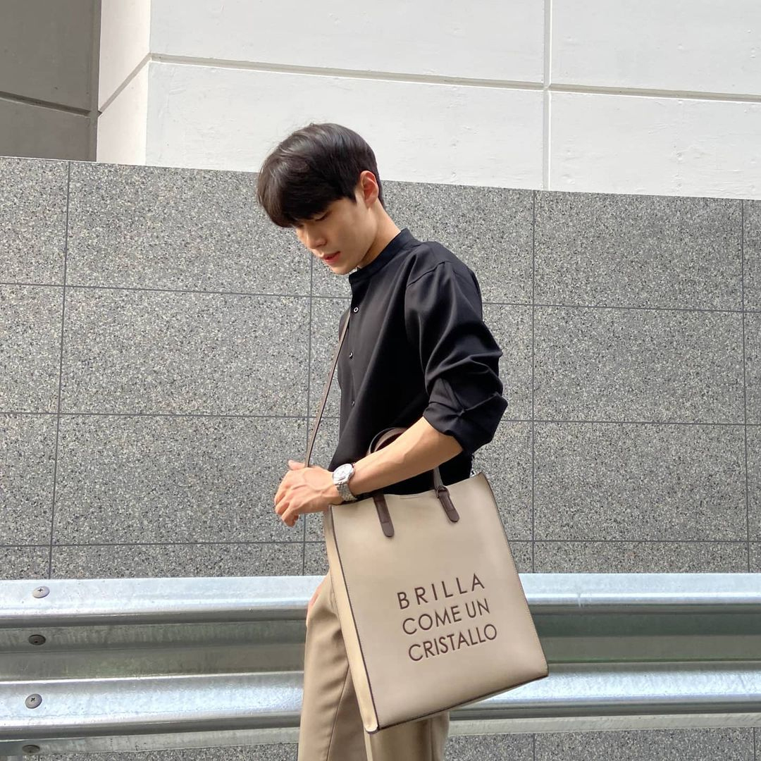 @jun_seonng #OOTD BBYB MARCE Slim Unisex Tote Bag (Sand Ivory)