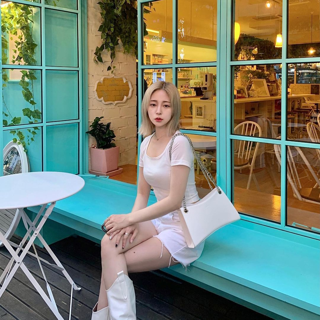 @withyeonsu #OOTD Nicke Chain Shoulder Bag (Titanium White)