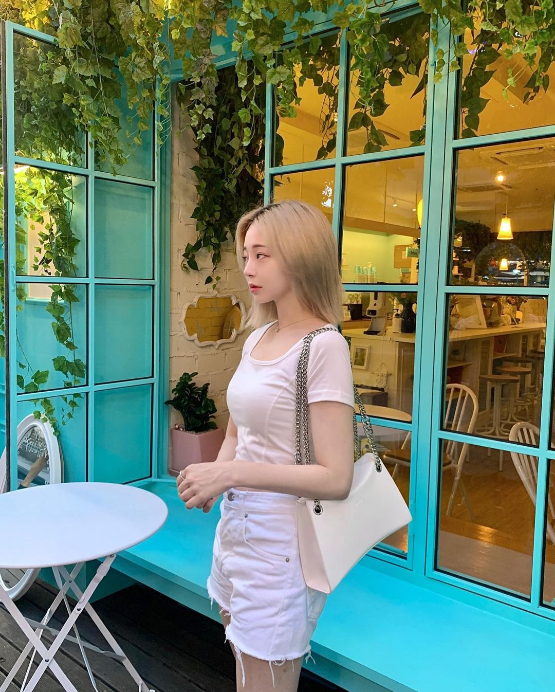 @withyeonsu #OOTD Nicke Chain Shoulder Bag (Titanium White)