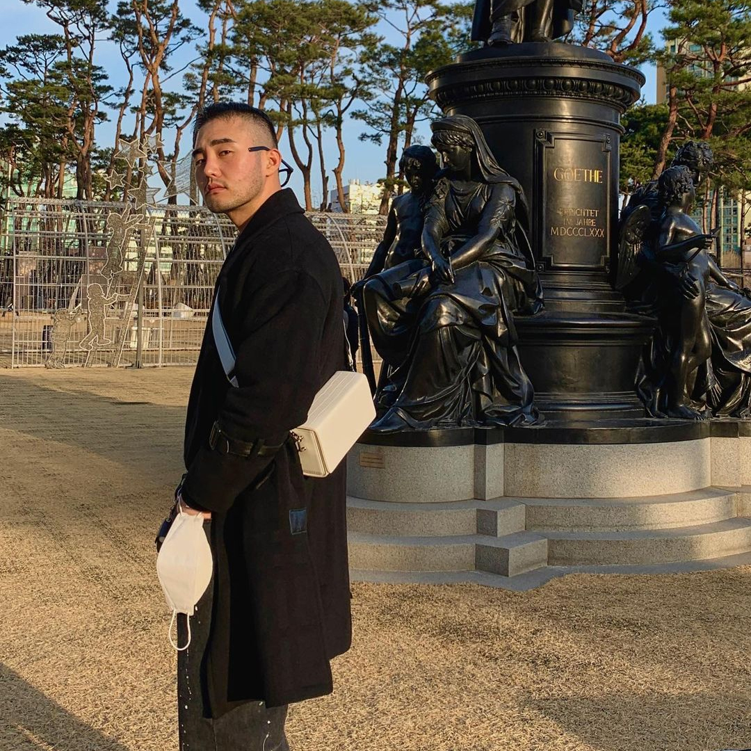 [@geum_so] Mio Unisex Cross Bag (Titanium White) | Karim Rashid