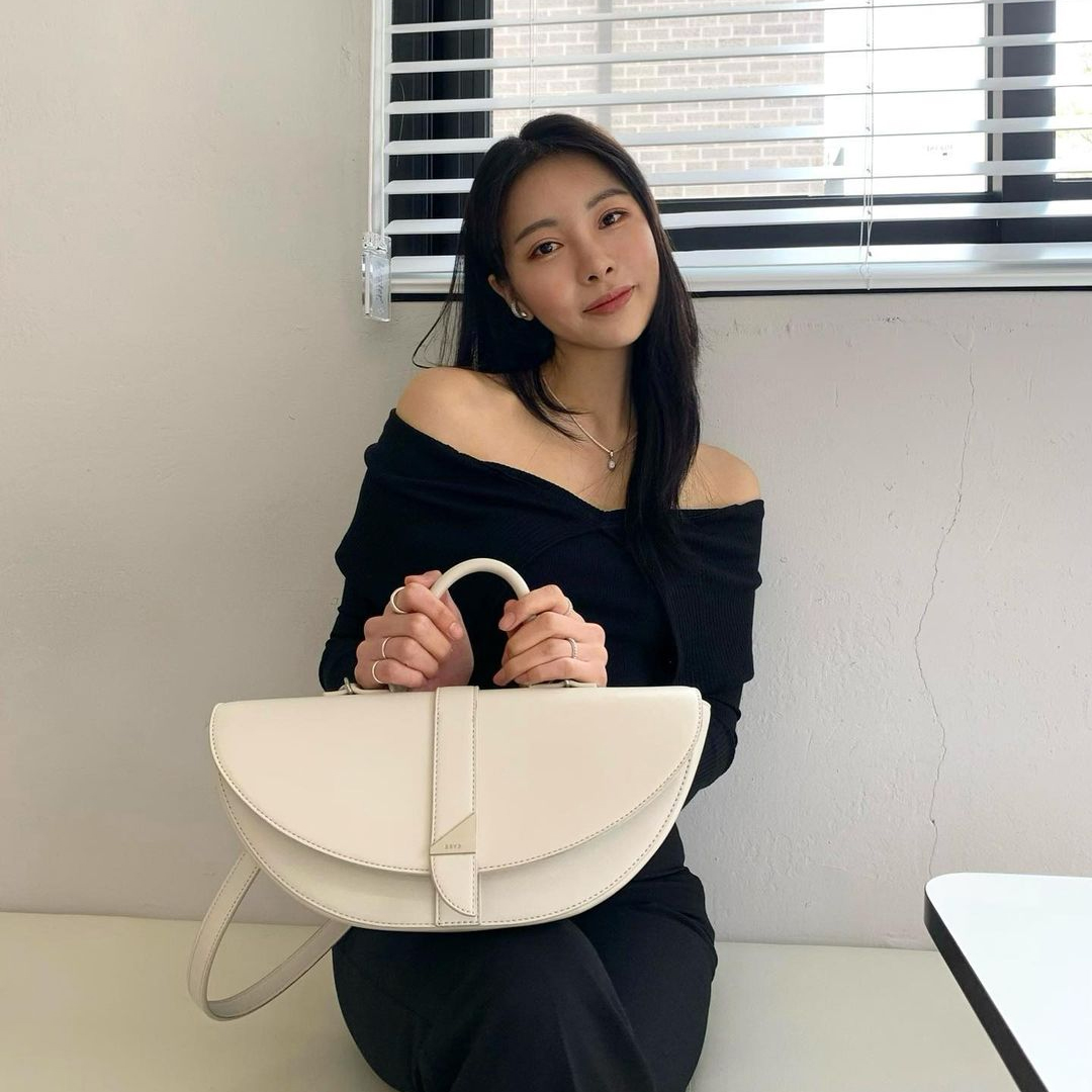 [@esil__h] Ode Saddle Shoulder Bag (Light Grey) | Karim Rashid