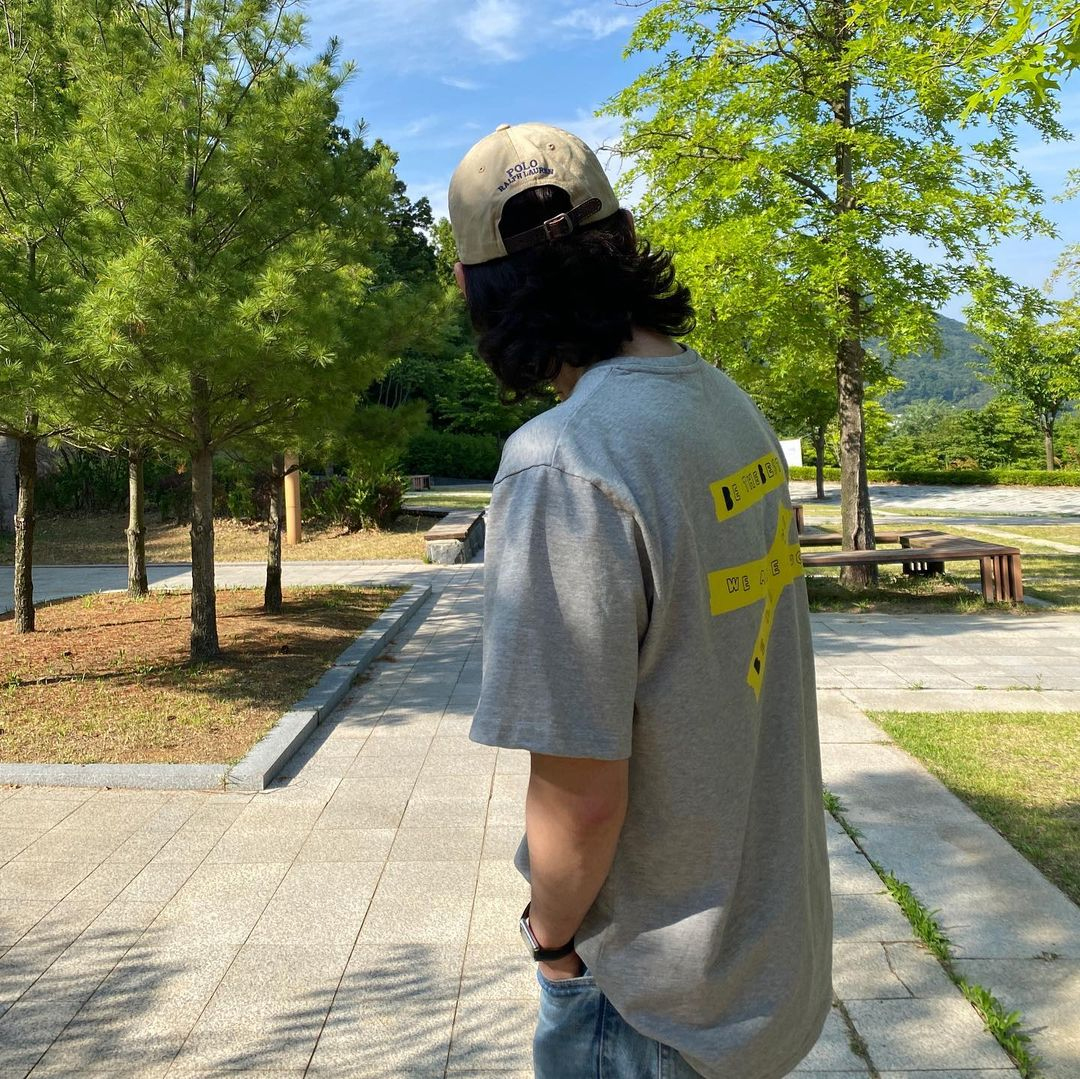 @seoyoonwoo #OOTD @seoyoonwoo BBYB Unisex Yellow Tape Over-fit T-shirt (Grey)