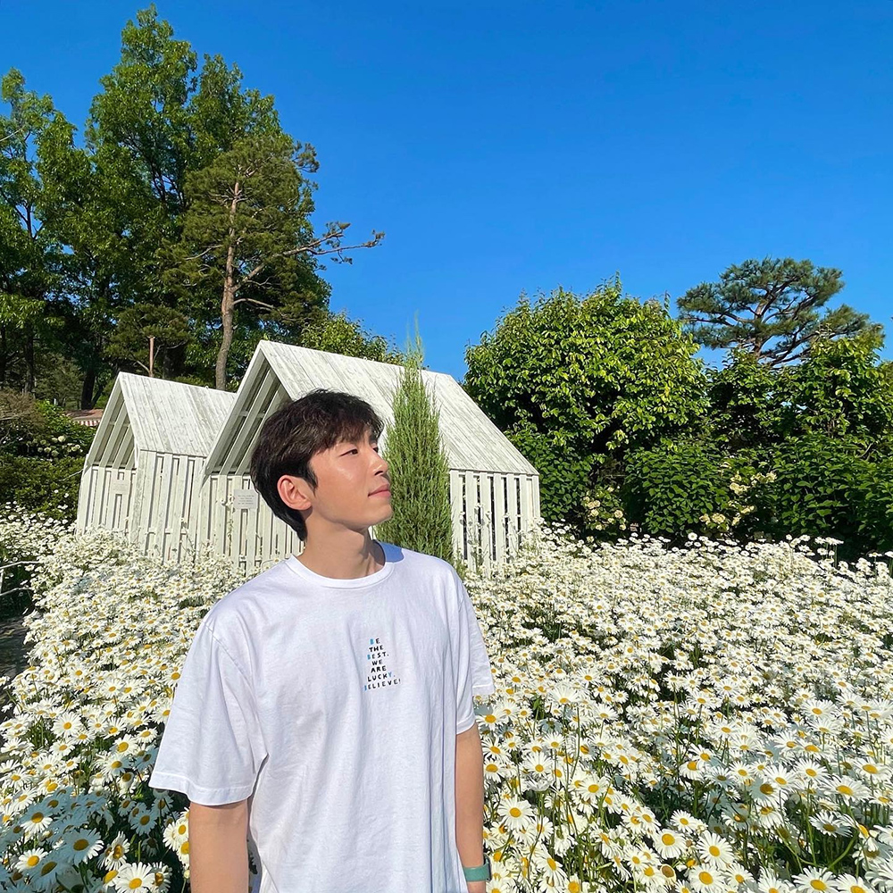 [@dragon.kyu] Unisex Old Boy Over-fit T-shirt (White) | Karim Rashid