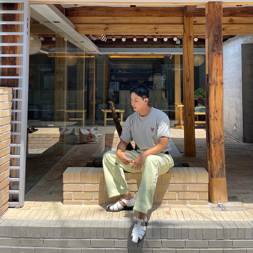 [@jjyy__kim] Unisex Yellow Tape Over-fit T-shirt (Grey) | Karim Rashid