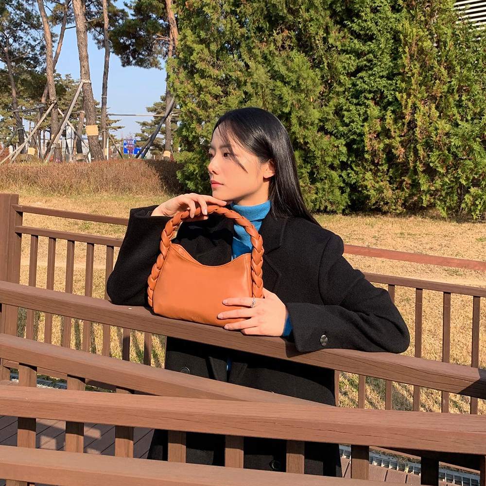 [@h_jjean] Merr Tote Bag (Bombay Brown) | Karim Rashid