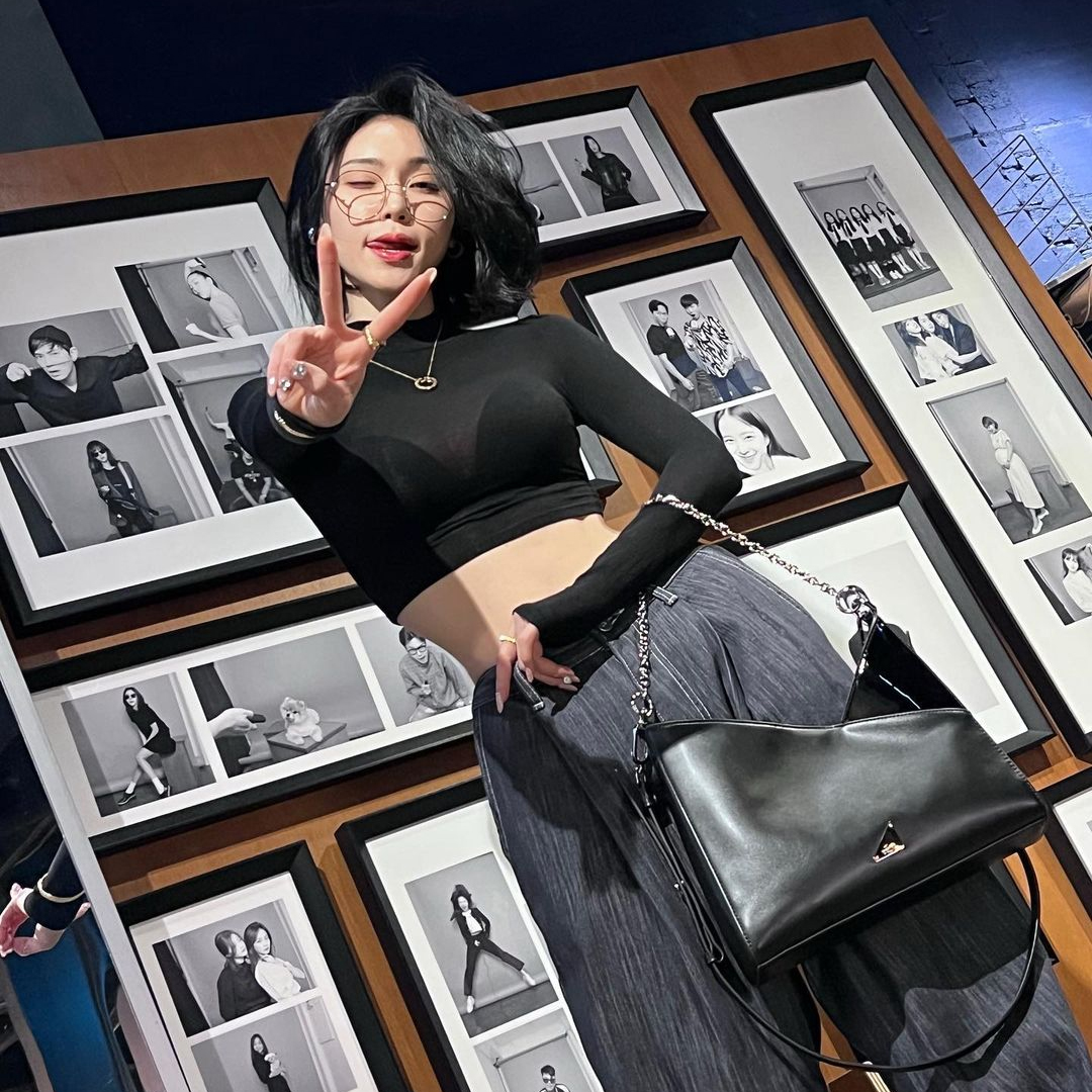 [@2u2_0109] Nuwa Cross Bag (Jade Black) | Karim Rashid