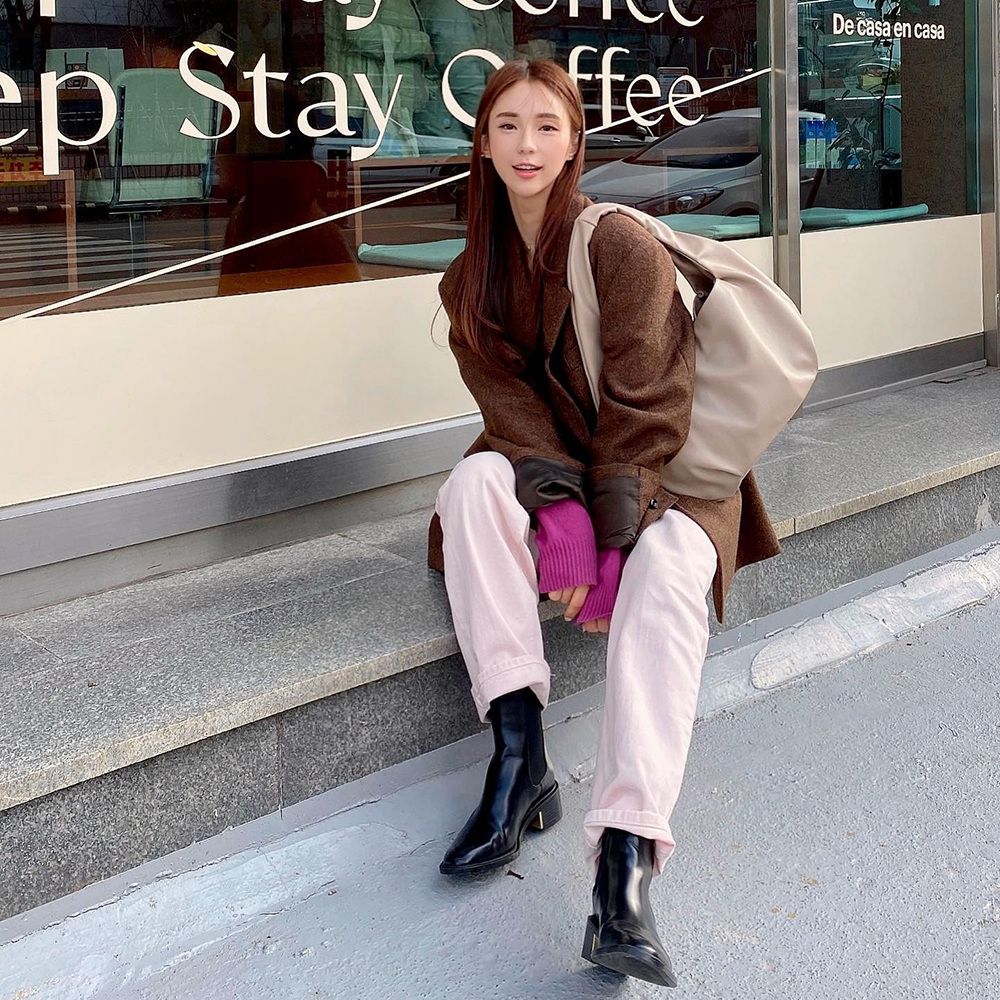 [@ae.luv] Curve Shoulder Bag (Taupe Beige) | Karim Rashid